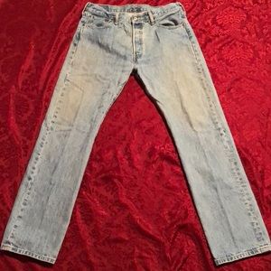 Vintage men’s Levi’s light wash with stone washing to both thighs W 34” L 32”